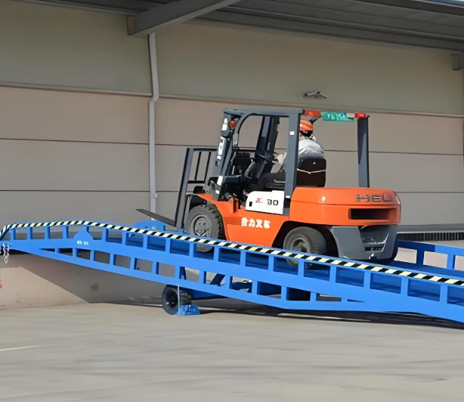 鹤峰移动式卸货平台（叉车用）